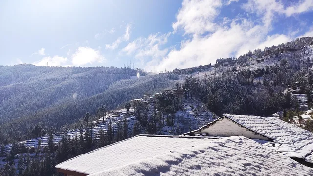 snow, architecture, hills, himalayas, mountains, himalayan architecture, snow covered hills, snow covered mountains, nature, snowfall, snowy roof. How climate changes aging in place projects: slope, shade, ventilation and backup power